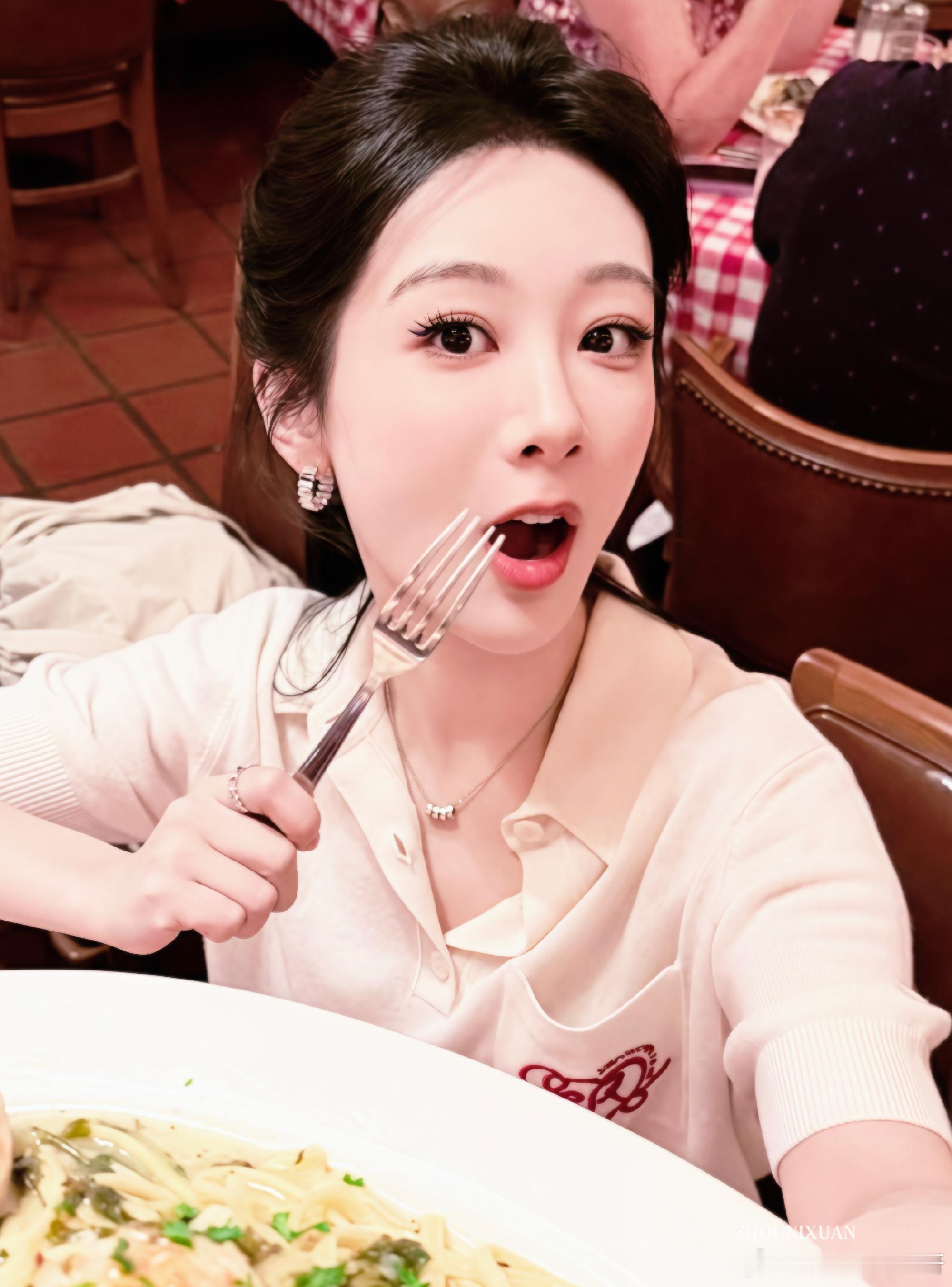 杨紫yz 杨紫董竹君  yz 杨紫玉兰花开君再来日为朝，月为暮，卿为朝朝暮暮。【