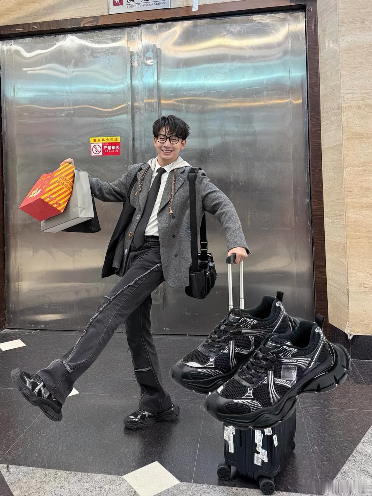 在po文中：上脚【xVESSEL 涟漪】这抹色泽是深邃的法则，将夜的浓度与冷感融