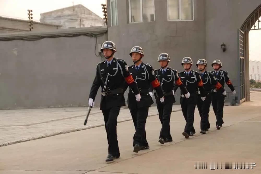 偶尔看到一张民警巡逻的照片，队列还比较整齐，步调也一致，从背景看大概率是监狱或者