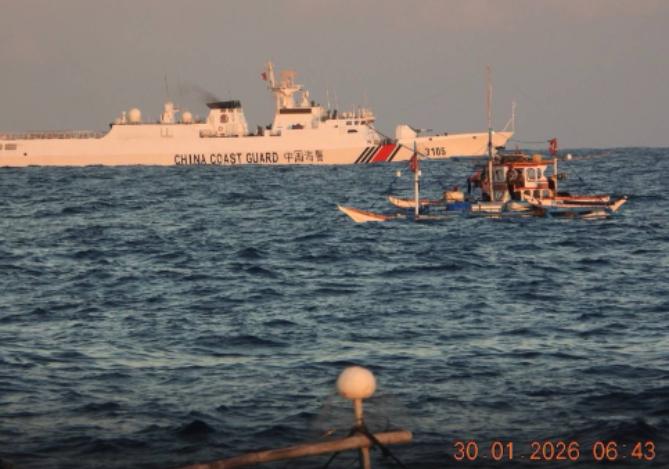 黄岩岛又爆发激烈对峙，菲律宾出动大批舰机，中方舰炮十字线锁定差点开炮！
从 1 