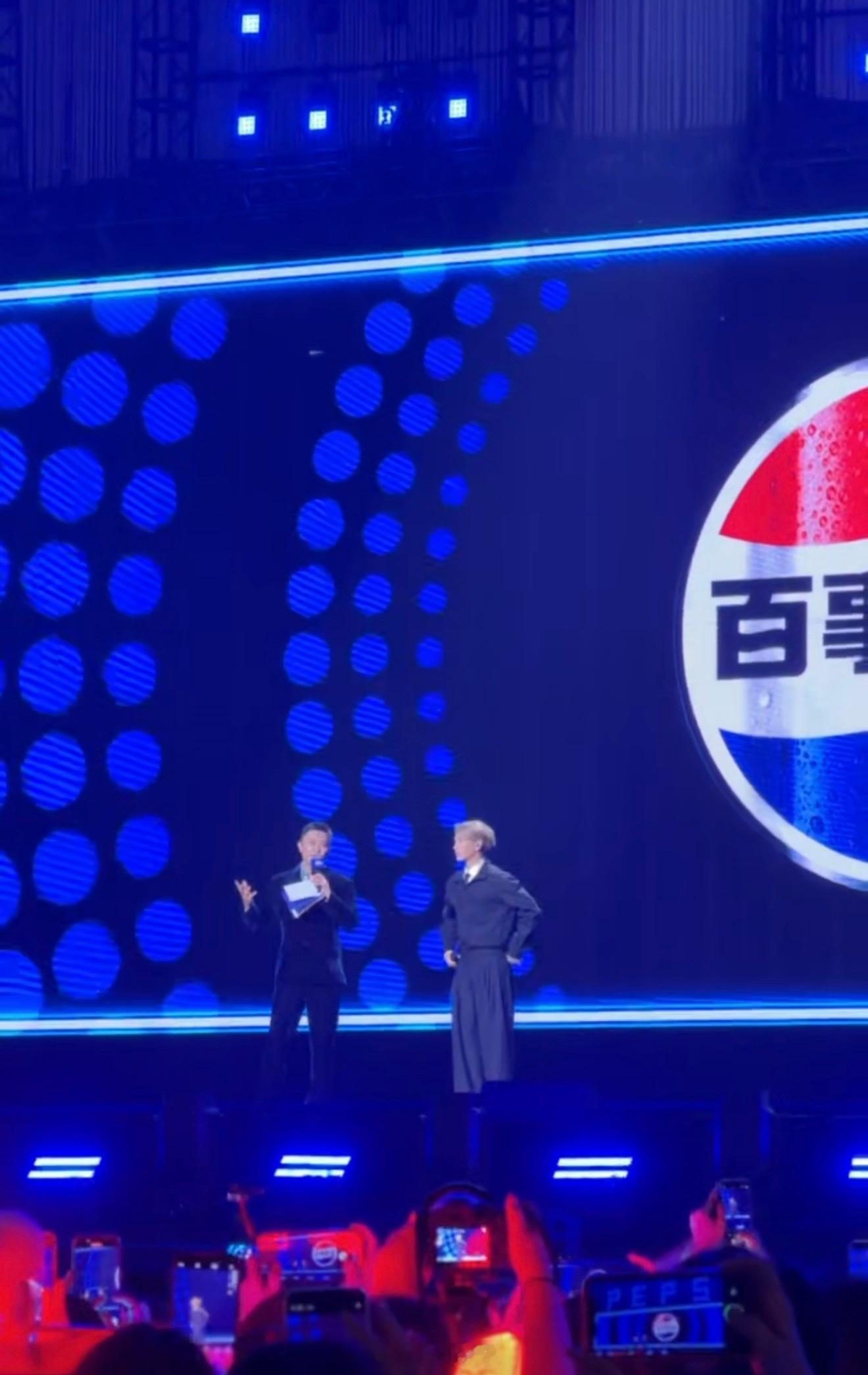 王嘉尔谈人生中的重要时刻 百事音乐盛典阵容 看完盛典里王嘉尔聊人生那些重要时刻，