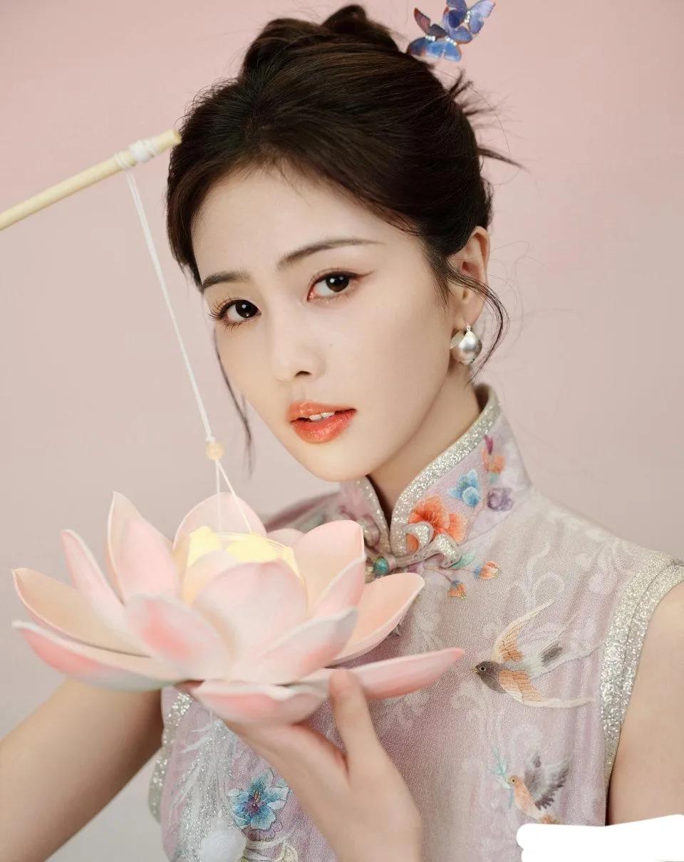 白鹿着一身旗袍，身姿摇曳，温柔婉转中舒展东方韵味！