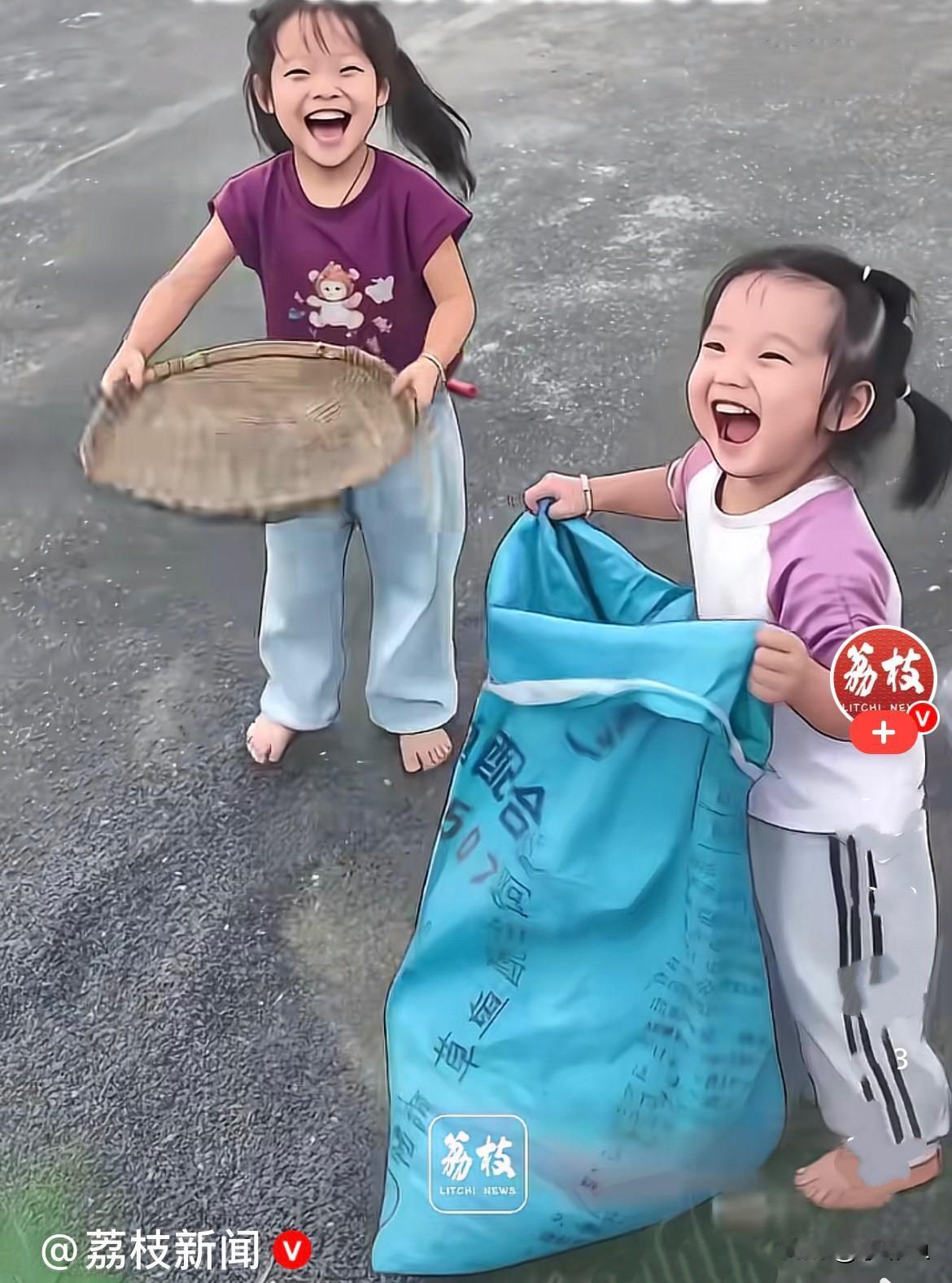 刷到一段超治愈的视频，瞬间被两个小姑娘萌化、暖化……
湖南的一院子里大人们忙着秋