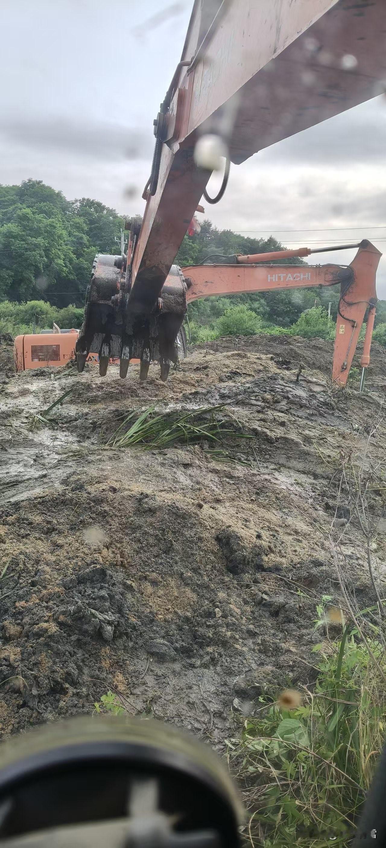 【今日下午2时:墨盘水库上游洪水蔓延路面，紧急疏通化险情】
普兰店区墨盘街道今天