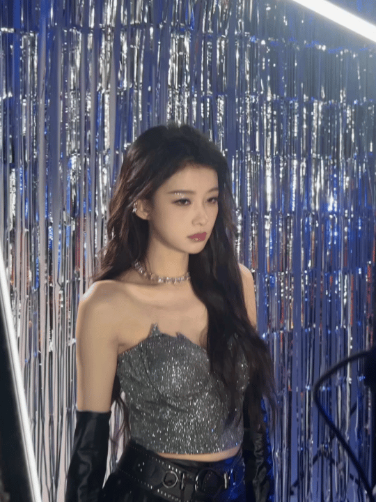 孙怡想跟每位姐姐都能合作看得出来孙怡心态很放松，不搞小圈子，愿意跟每个姐姐搭伙练