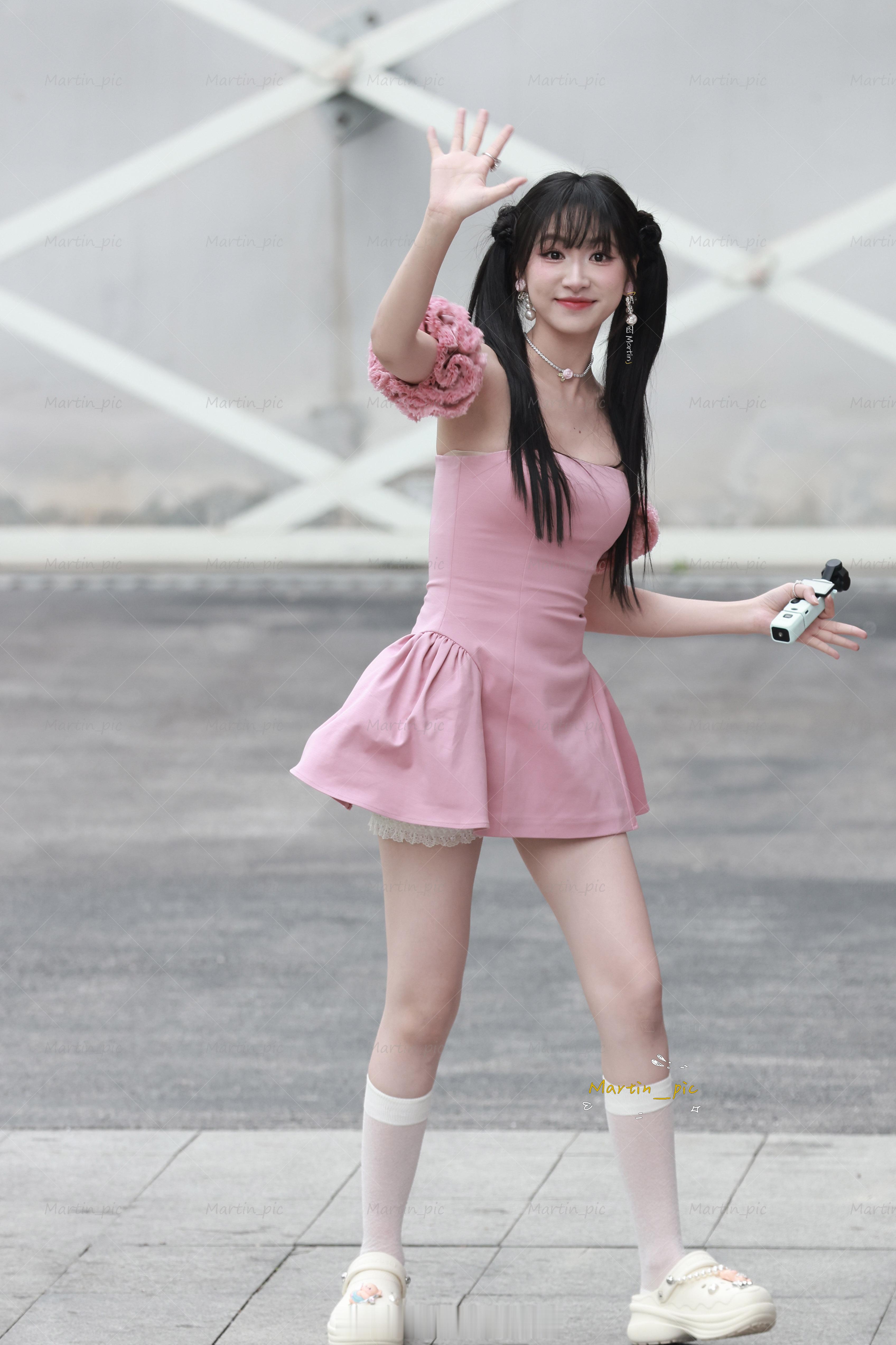 杨肸子[超话] 杨肸子一见你就笑上班生图这么甜美可人的奶油草莓小蛋糕进入内娱[羞