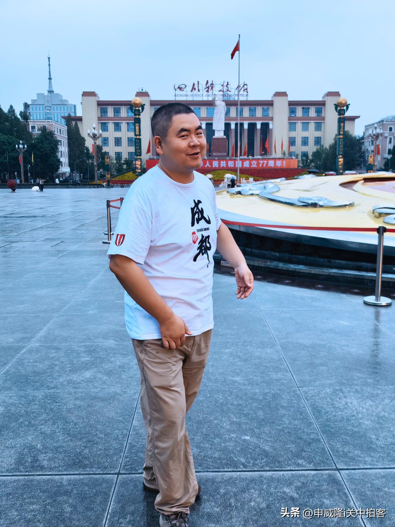 在成都游玩四天，朋友帮我拍摄大量照片。整理照片的时候，看到很多拍坏的，感觉比正片