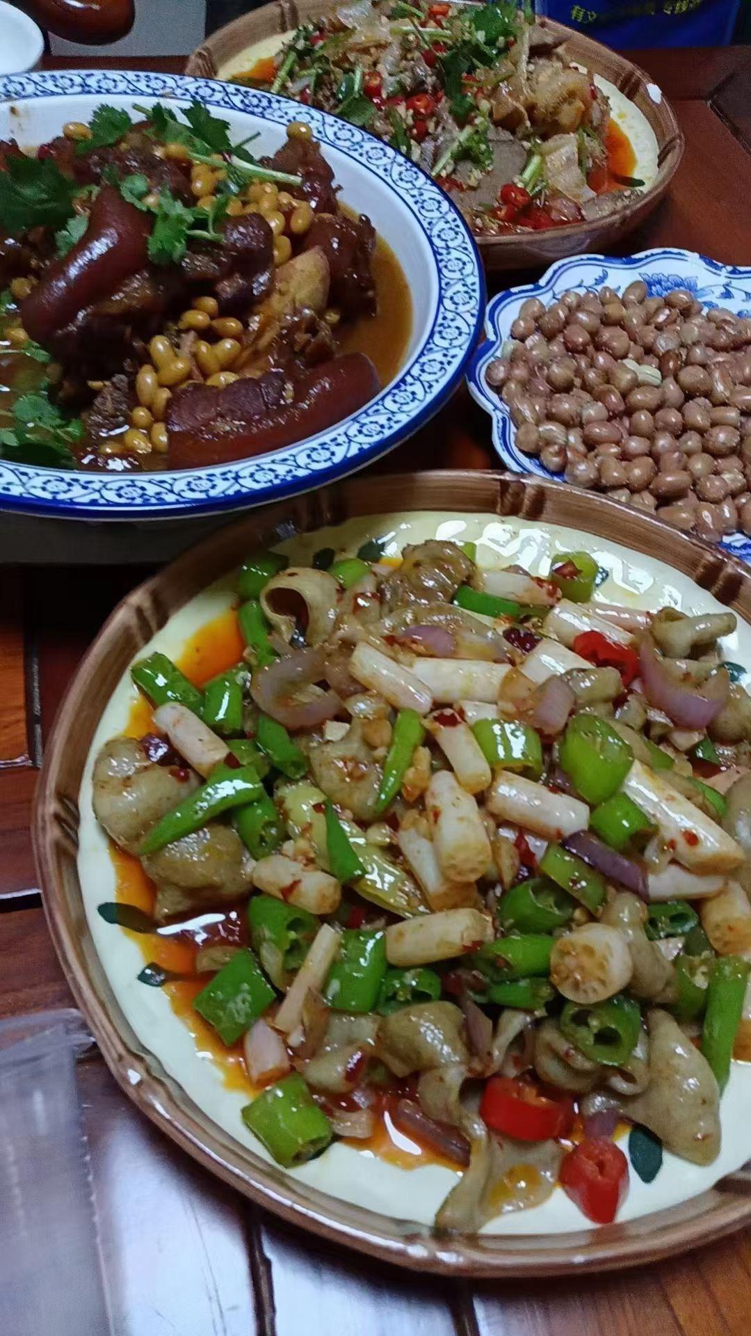 普通人家的下酒菜，既实惠又美味。我对老醋花生可谓情有独钟，先冷锅冷油用小火炸花生