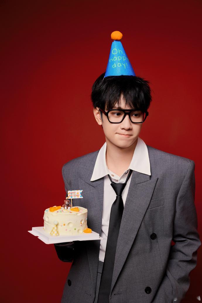 敖子逸22岁生日照  敖子逸22.0版本正在更新中  圣诞的旋律悠扬，敖子逸22