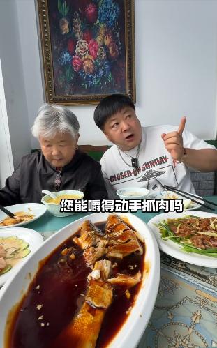 洪剑涛带86岁母亲吃西湖美食，每道都踩雷，老母亲一句话暴露他的“不孝”。
 
母