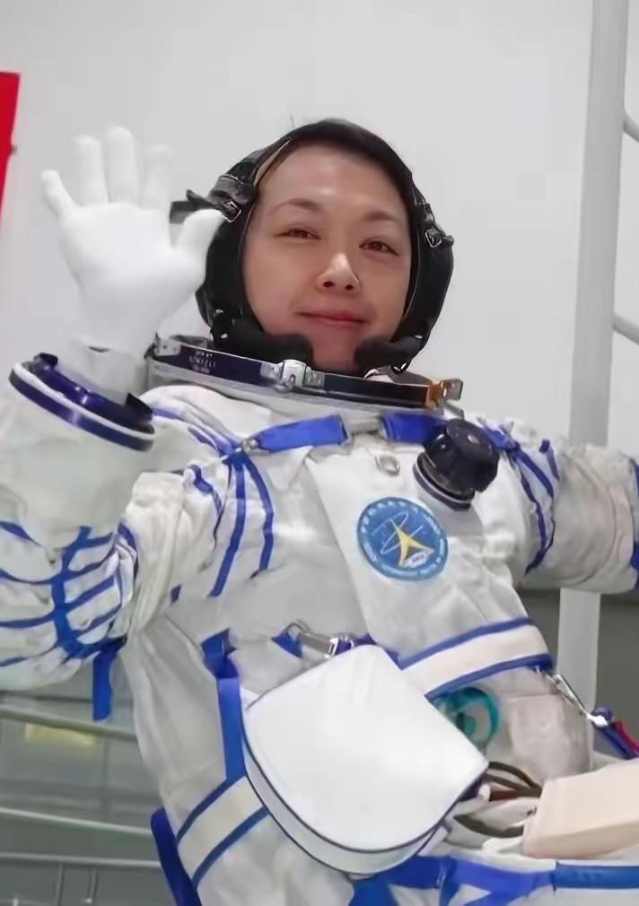 黎家盈这个名字，今天刷屏了。
不是因为她是神舟二十三号乘组里唯一的女性，而是因为