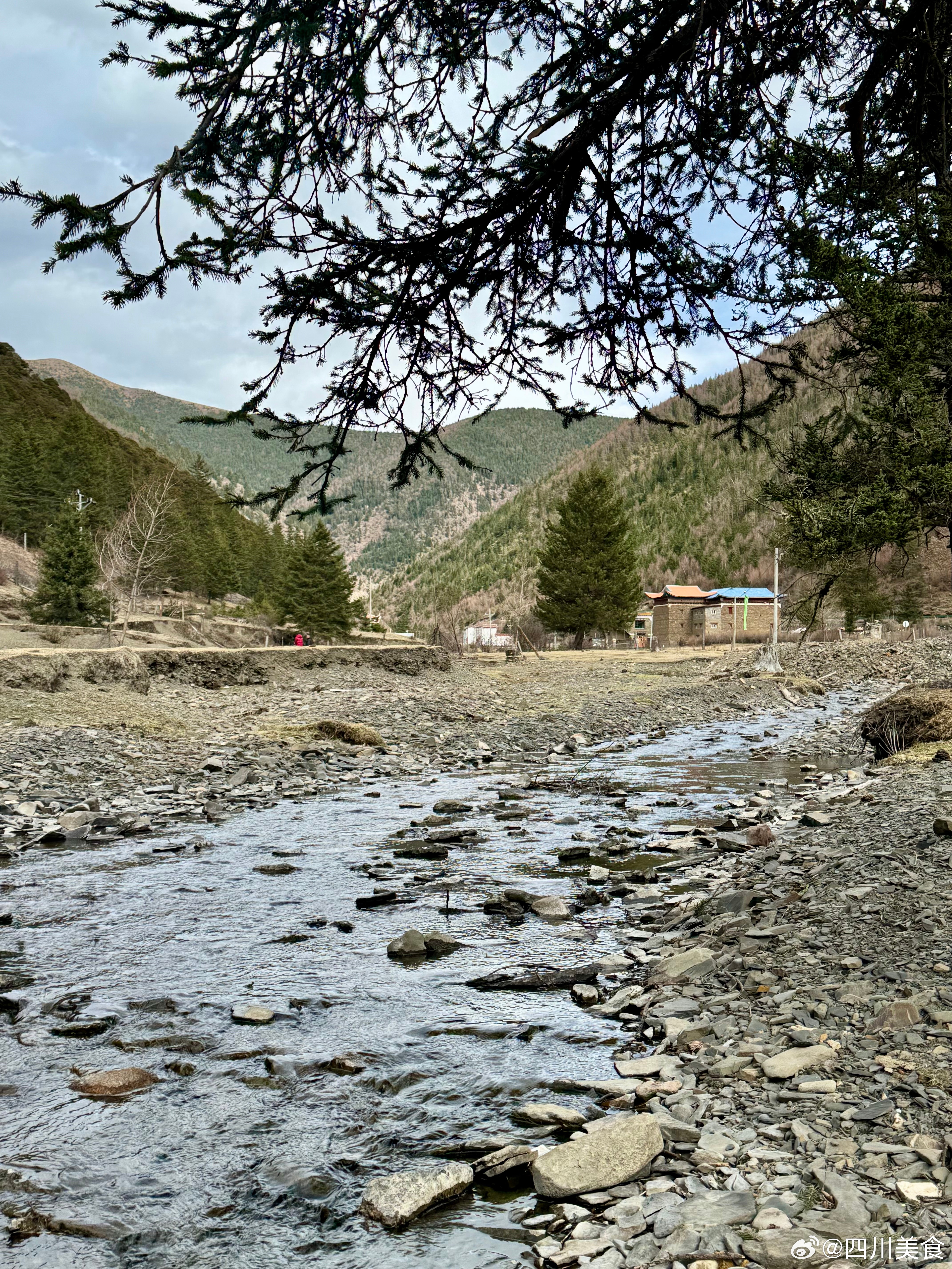 川川逛吃日常  总结一下这半悠闲半赶路的清明康定之旅第一天凌晨6点成都出发，到康