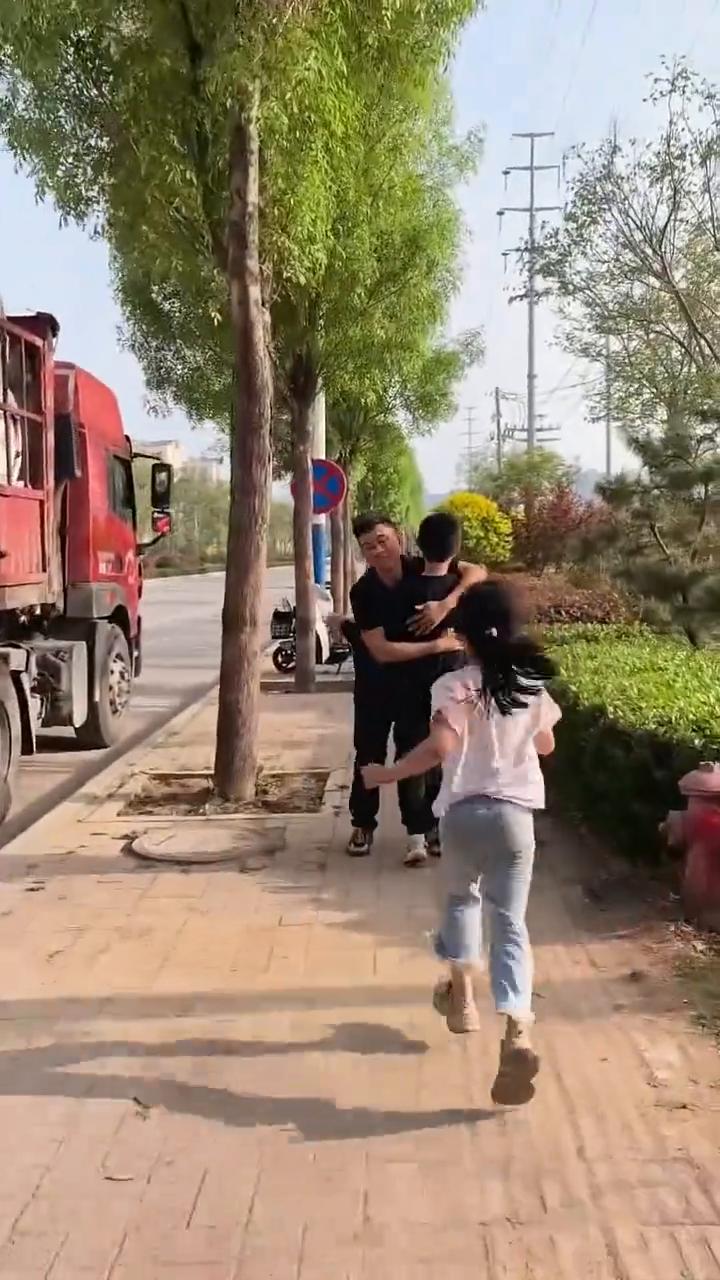 兄妹俩翘首张望，终于看到爸爸来了。
爸爸累吗？真舒服，我好乖。