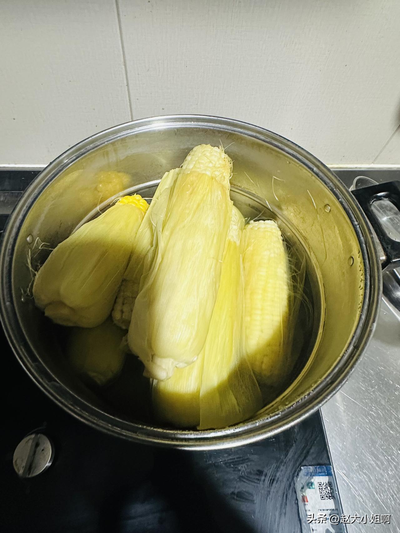 晚上出去买回来十个玉米，刚才一锅煮出来了。
现在满屋子飘着玉米的香味。
刚啃完了