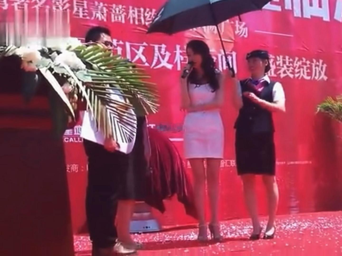 护犊子中 看出粉丝唱完第一句周围嘲笑底气不足 第二句就加入了合唱托底 这世界上不