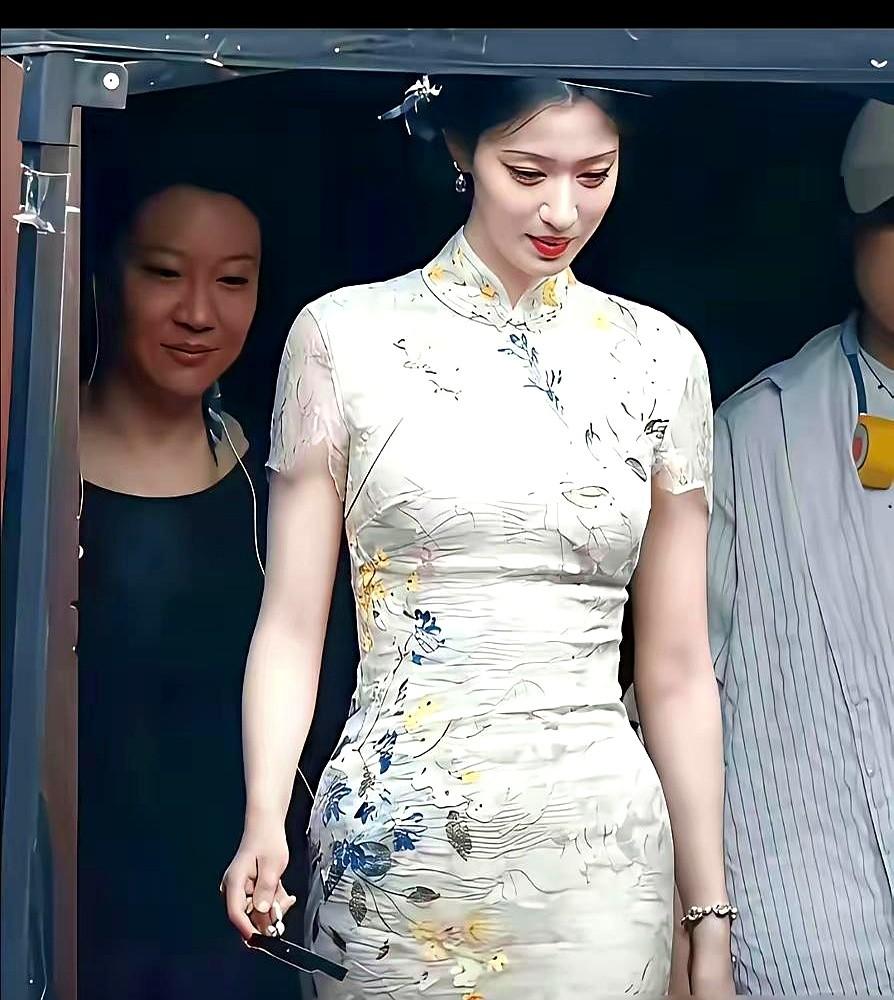 172厘米，48公斤，这身材放普通人里都算顶尖了，可在镜头前，王楚然还得咬牙戒碳