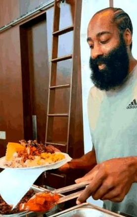 刮一次胡子，违约金13亿，这不是玩笑，是詹姆斯·哈登与阿迪达斯签下的卖身契。
 