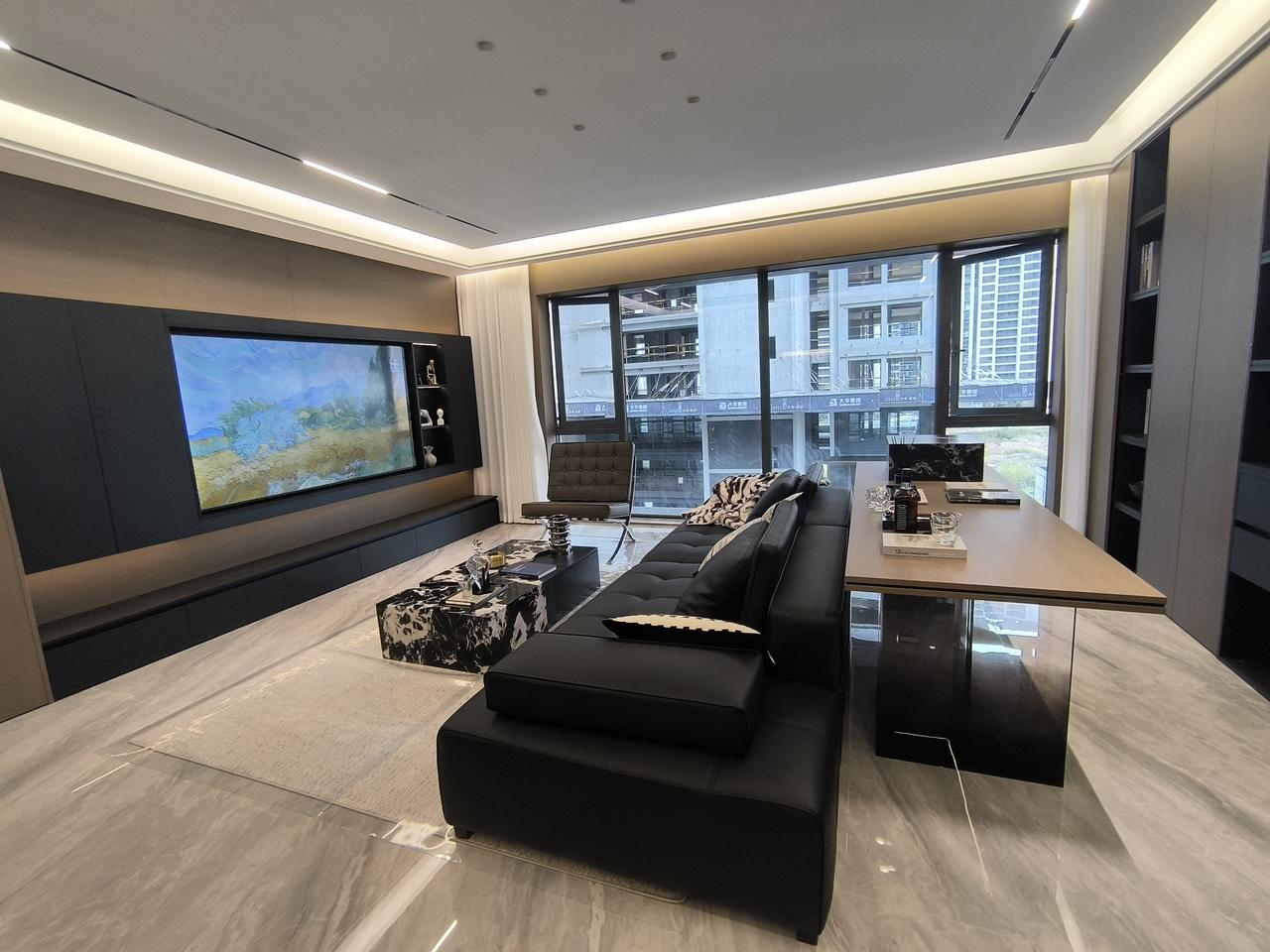 前几年我裸房近400万从开发商买的新房，今年国庆节楼上同户型人家180万买的二手