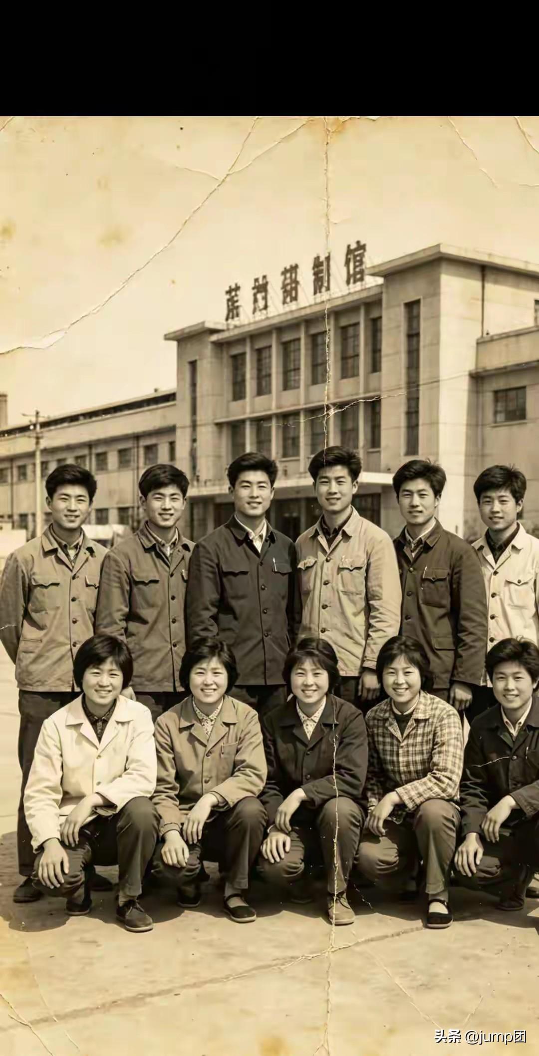 厂子黄了以后，老陈在马路牙子上蹲了三天。不是不想站起来，腿软。1999年，沈阳铁
