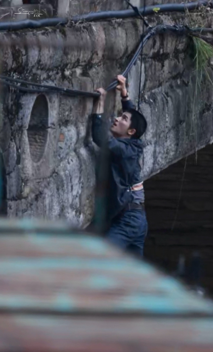 王星越新戏吊威亚路透，好拼啊，看全景图这也太高了。。恐高还能这么拍真的很敬业！ 