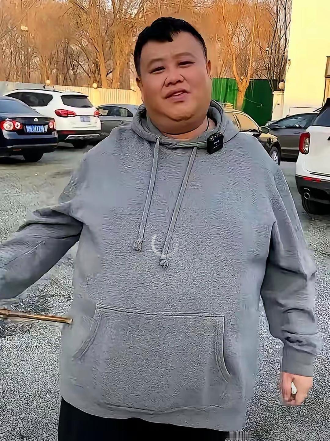 路人停车场偶遇孙越求签名被简回应，因期待落空而吐槽，算是道德绑架吗？停车场里一次