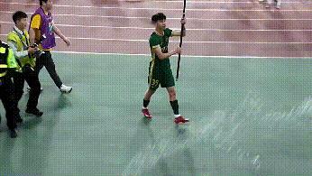 王钰栋最近状态火热，中超赛场频繁进球，赛后玩心大起，与球迷玩起了泼水节，这个时候
