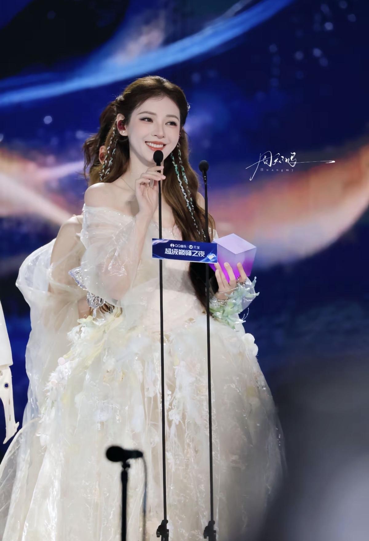 张予曦白纱落肩，星光为幕，是领奖台上闪闪发光的在逃公主[赞]也是舞台上永远热烈的