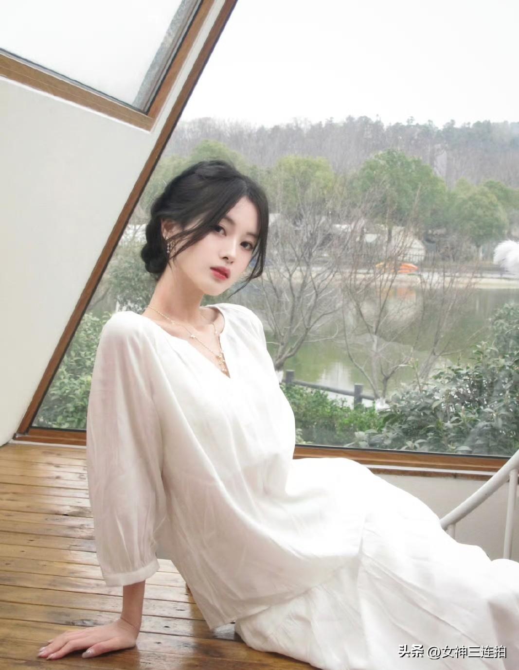 优雅白裙，静谧窗边，自然光下，沉静如水。