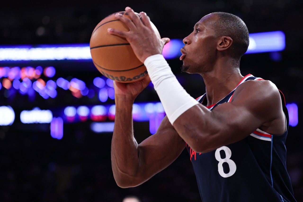 泰伦卢表示，邓恩原本可以在下半场出战，但球队决定让他继续休息。他的脚踝受了轻伤。