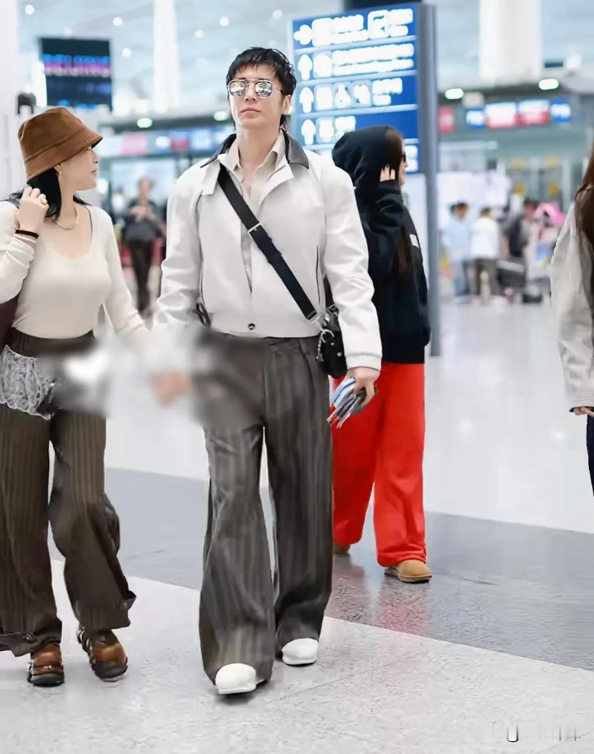 9月28日，钟丽缇与张伦硕带着两个女儿现身北京机场，一家人准备开启旅行。镜头里两