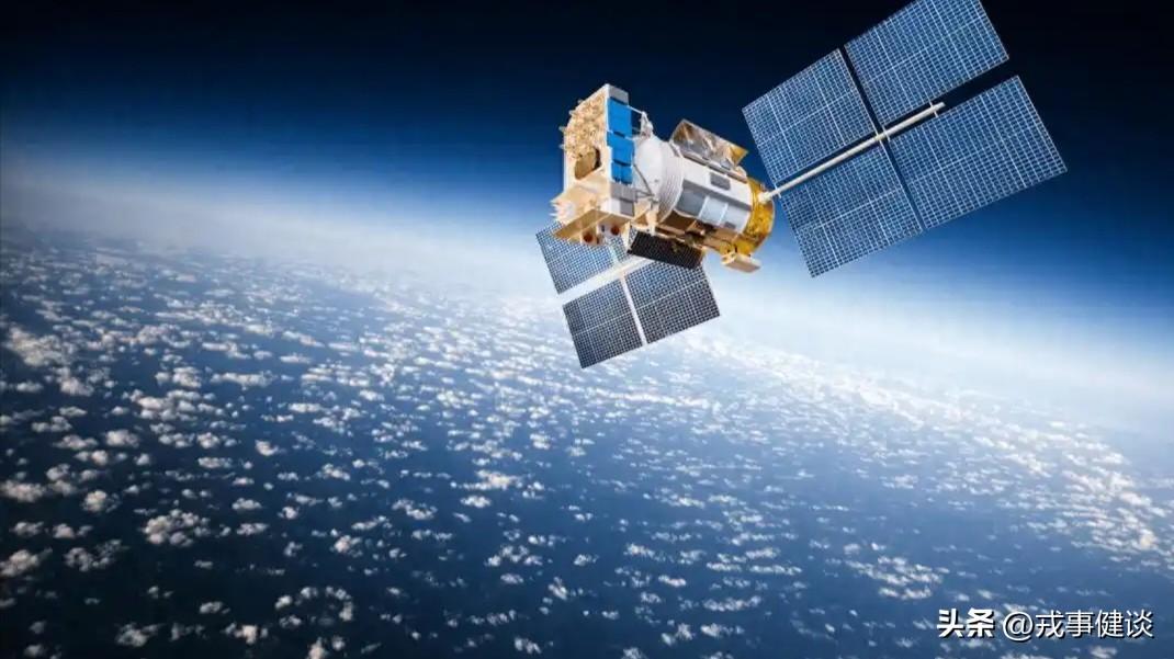 现代作战系统以全域互联、智能决策、无人自主、精确打击、强韧生存为核心，关键技术可