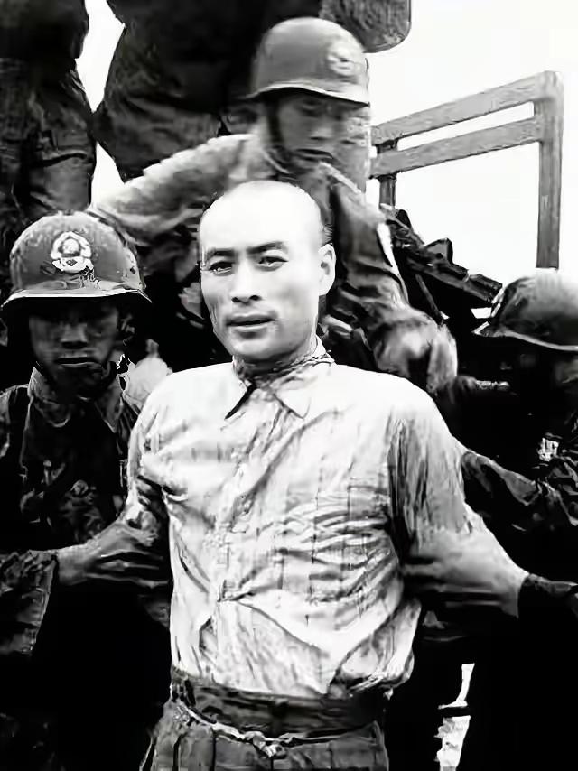 聂曦烈士临刑前的照片里，裤子用麻绳拴着，着实让人心疼流泪！
这张照片看一次痛一次