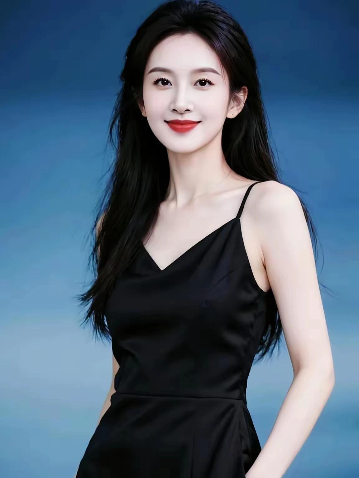 常说女子爱红妆，
黑衣裹体怎么样。
自信满满人前站，
素雅清姿胜艳妆。