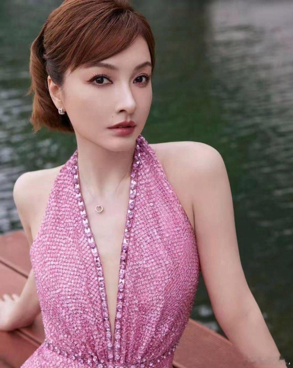 真是搞不懂吴昕，说她不聪明吧，她做什么成什么。早年手上囤了一堆房子，在高位时卖掉