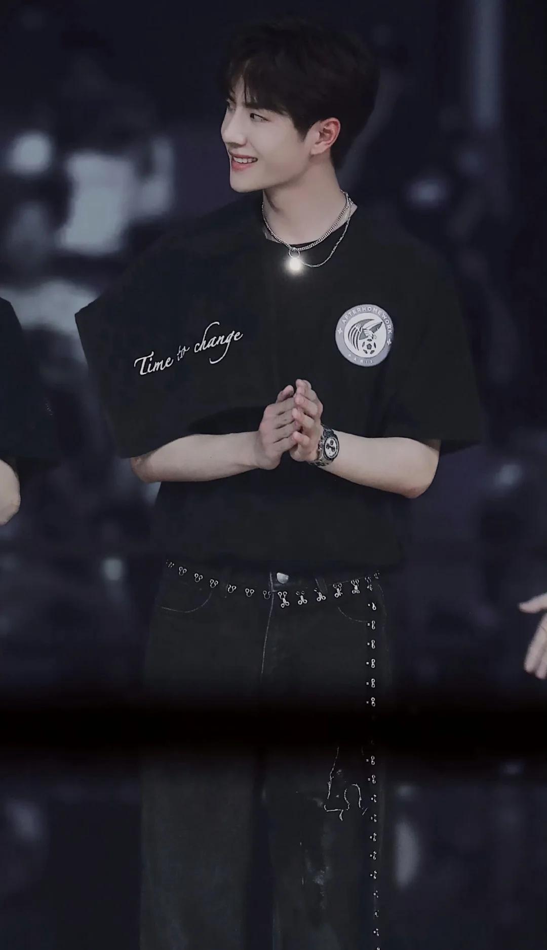 有人只是肩膀上搭条毛巾都让人以为是设计师款…你的肩膀是我豁达的天堂 帅得让人发疯