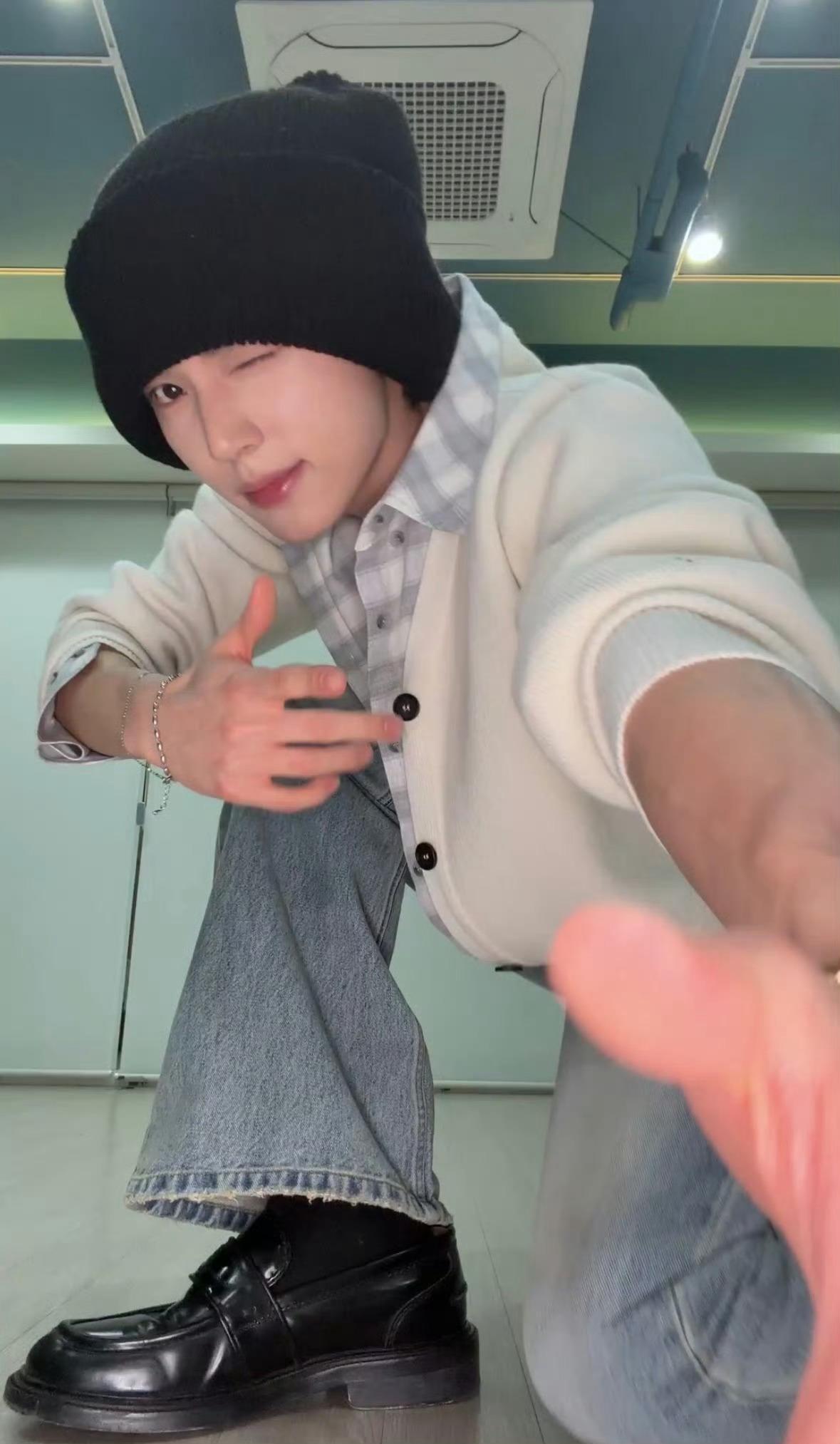 笨啊其实我们都知道新发色了还把自己裹的跟个鸡蛋一样 我宝咋能这么嫩这么萌这么阔耐