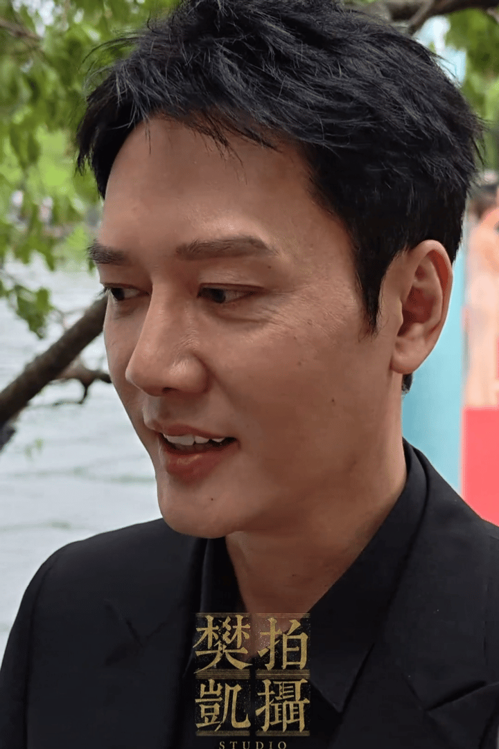 男人千万不要动眉毛
你看冯绍峰就知道了
一对眉毛毁了整张脸
随着年纪的增长
五官