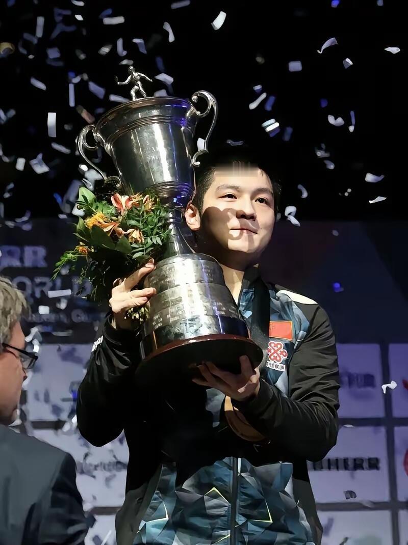 樊振东球区上新奖杯快塞不下了世界杯四冠王+三连冠2016年19岁的樊振东在萨尔布