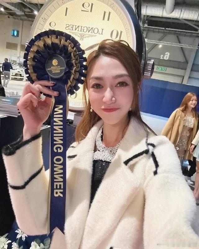 黃嘉雯愛駒「飛馬座」爆冷奪冠　14倍冷門贏逾250萬獎金2019年香港小姐冠軍黃