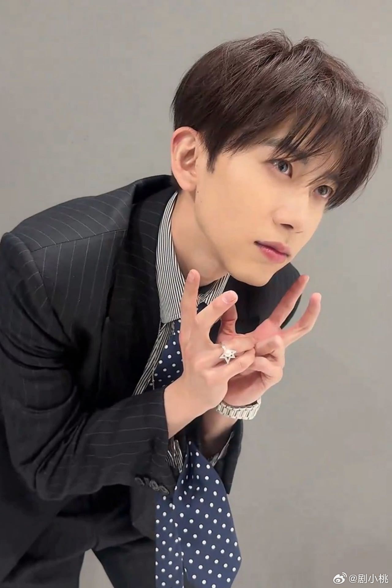 费启鸣反差感费启鸣的反差感真的太戳人！微博之夜上一秒软萌亲切，下一秒利落有型，气