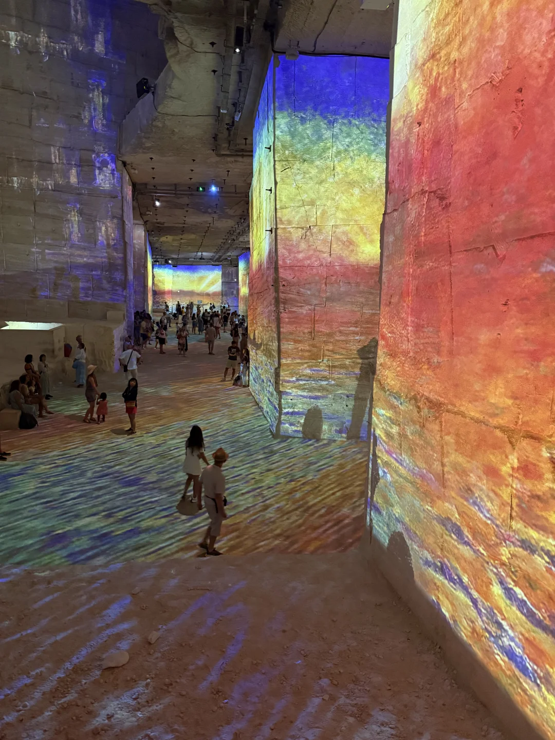 到目前看过最美的展Carrières des Lumières