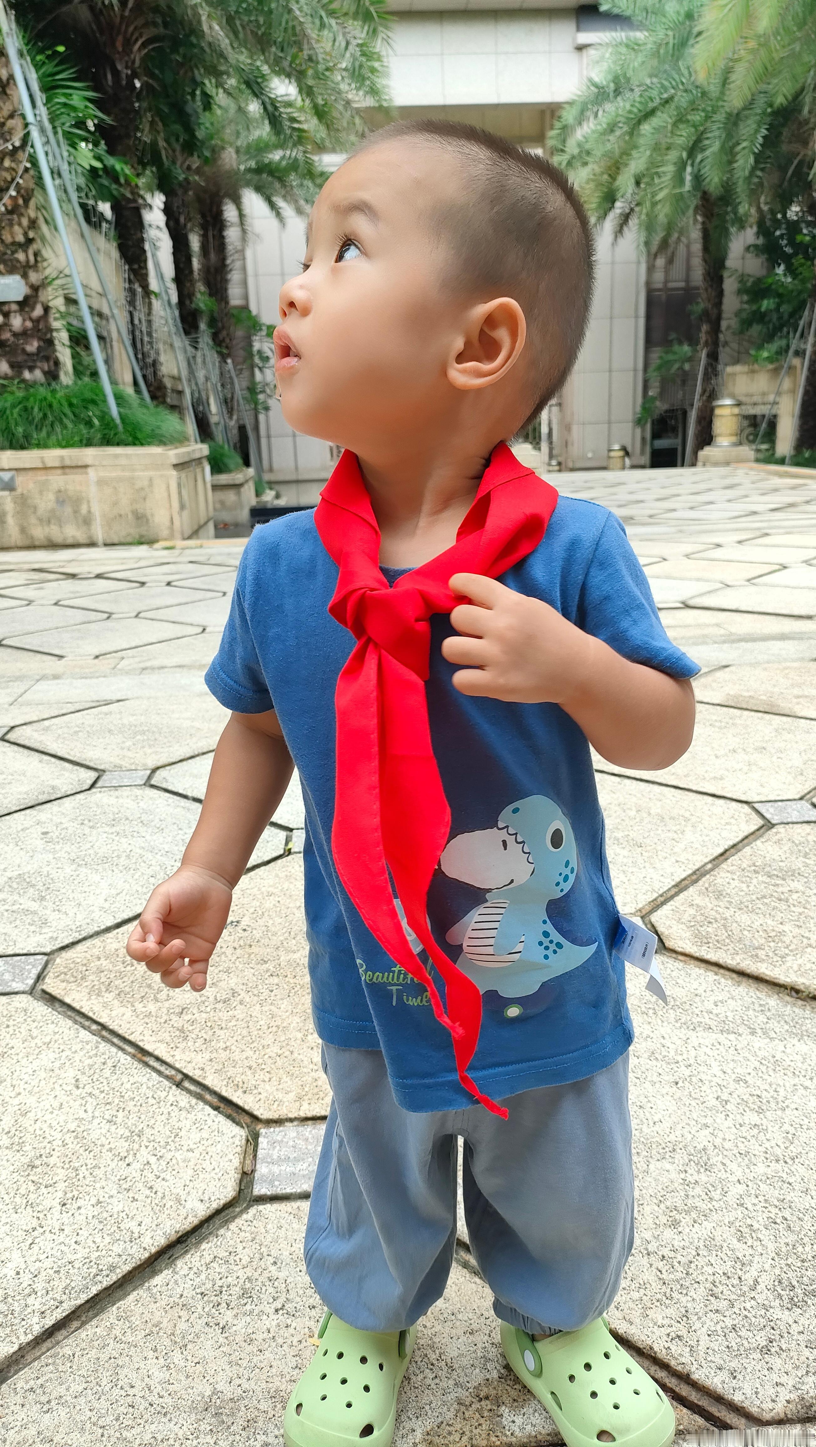 开学季，中国年纪最小的少先队员小五五闪亮登场[耶] ​​​
