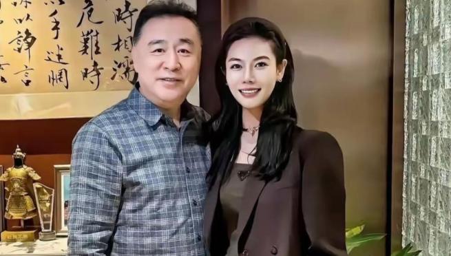 前央视《新闻联播》主播张宏民，最近又被人盯上了。一张跟女性友人的合影被传到网上，