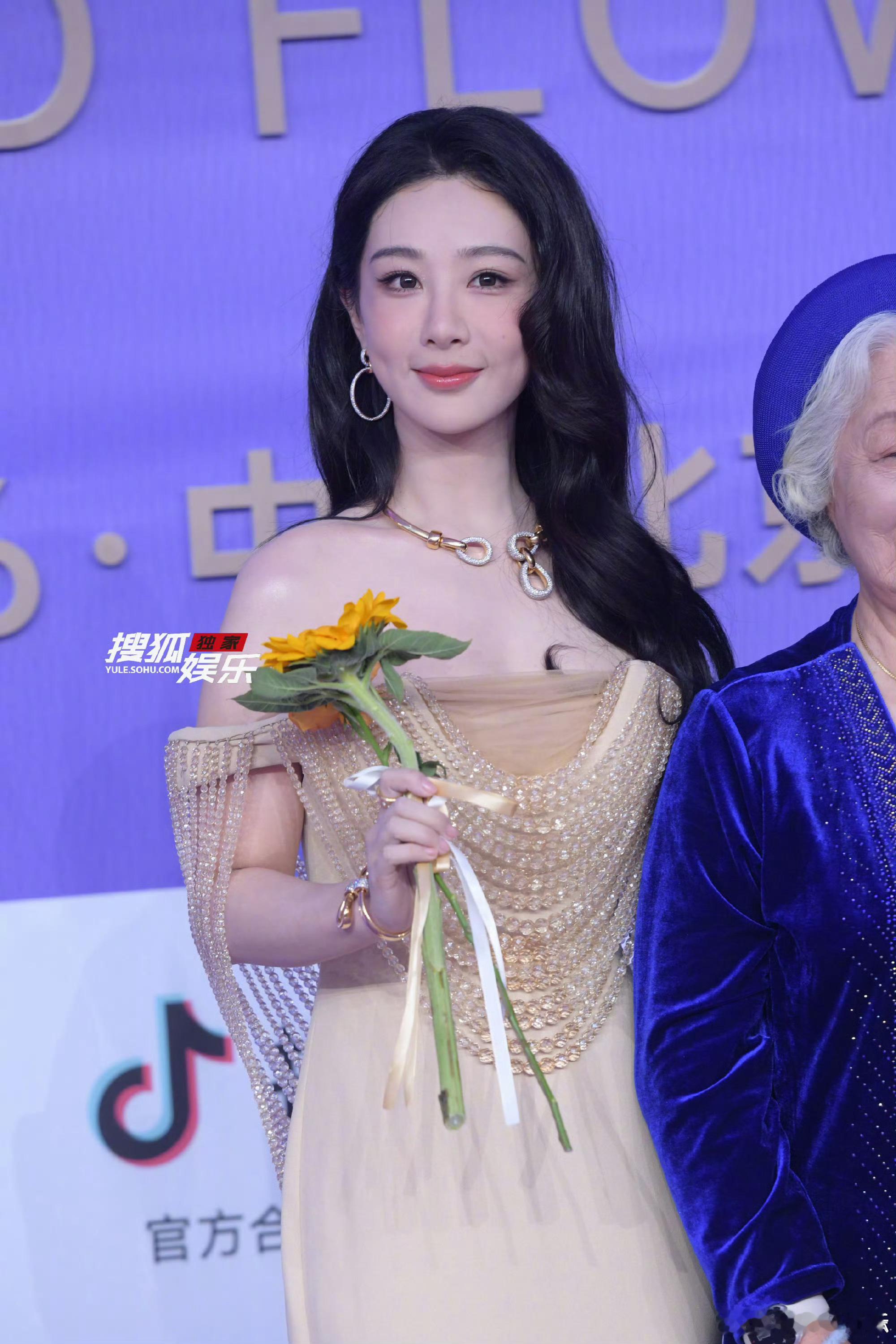 杨紫百花奖红毯生图杨紫百花奖生图 杨紫百花奖红毯生图出圈啦，鎏金流苏礼服贵气十足