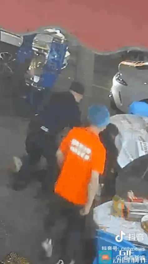 3 秒制服！株洲醉汉持筷袭警被按倒，网友炸锅：这才是中国警察的硬核速度！

5 