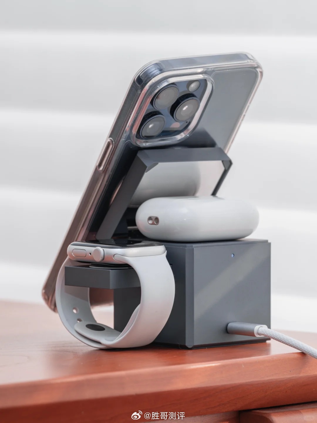Anker 三合一磁力魔方磁吸无线充电器🔋从外观上看，它在盒盖状态下是一个准立