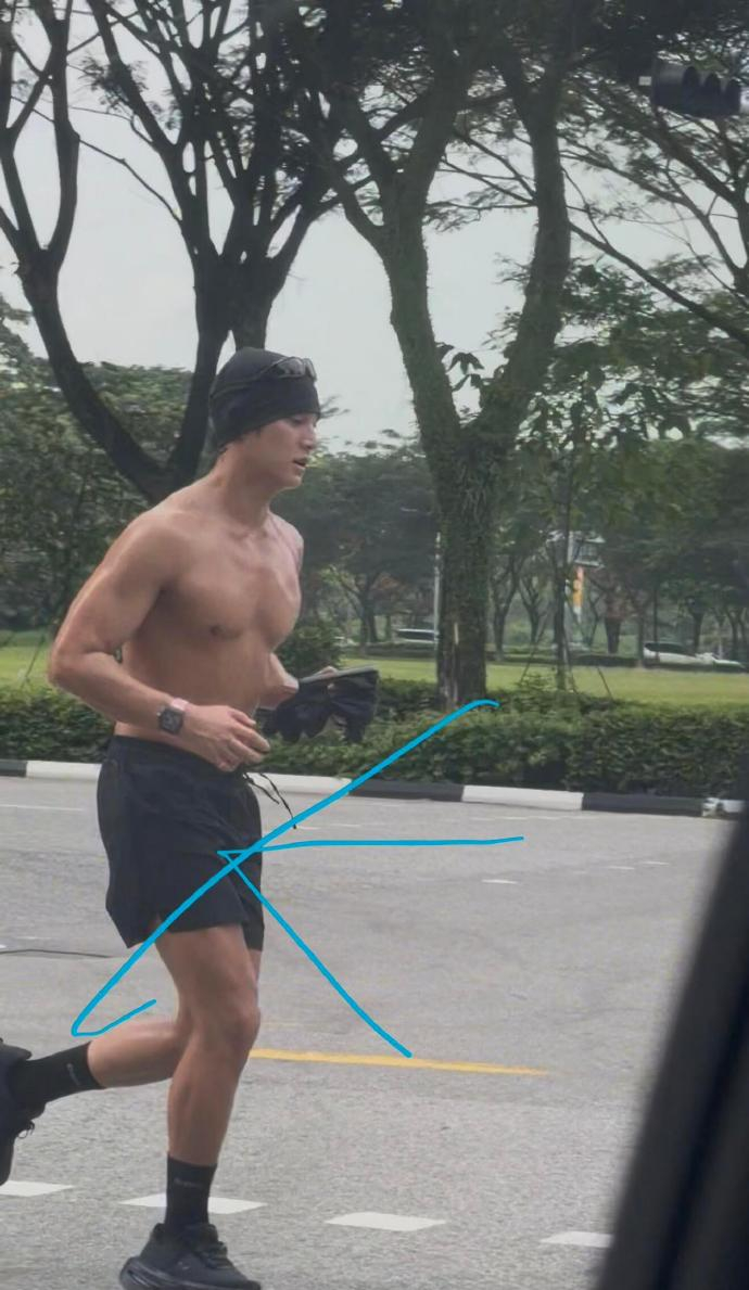 网友新加坡偶遇金珉奎晨跑 网友新加坡偶遇金珉奎晨跑，我去这个身材！ 