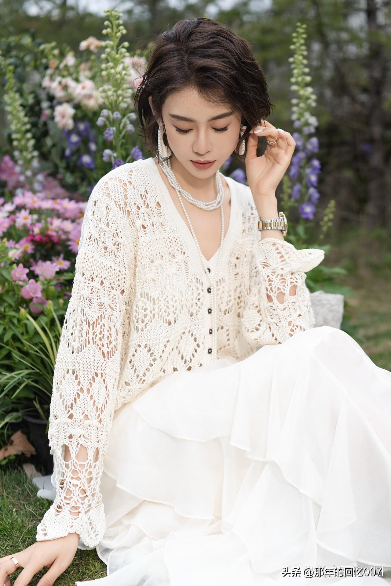 优雅蕾丝白裙，简直是把温柔具象化了。就像孙允珠，穿上配着甜美蕾丝的优雅白裙，那纯