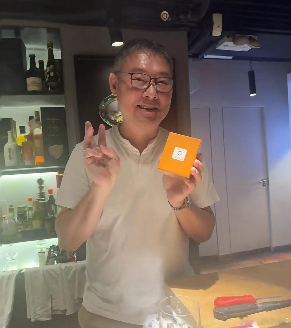 樊振东黎子安一饭2好友重聚一饭封神樊振东解锁美食节目新体验，和黎子安从线上隔空互
