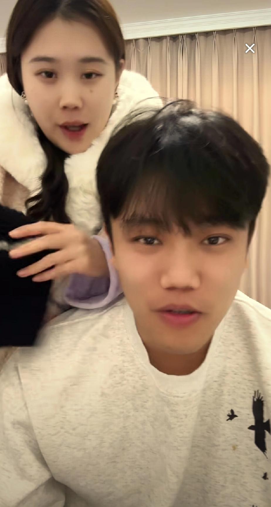 解清帅直播时，王正正在一旁不停的吃东西，难道是有了身孕了不成？如果他们有宝宝，男